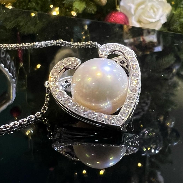 Winter Pendant Styles: Adding Sparkle to Your Wardrobe